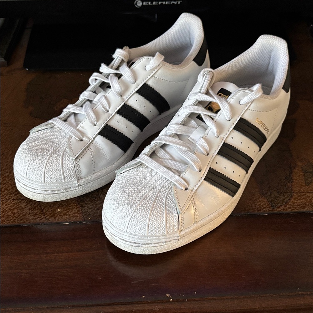 Adidas Superstar Women’s 7.5 - Picture 2 of 9